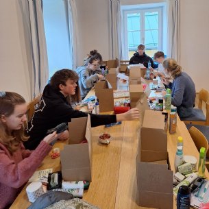 Geschenkepacken der Altschar &copy; Pfarre_Mattsee_M.Löffelberger