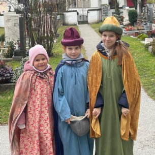 Sternsingerprobe - Sternsingerkleider aussuchen © Pfarre Mattsee_M.Löffelberger