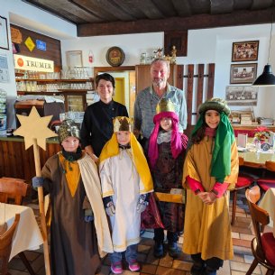 Sternsinger unterwegs beim Kaswirt © Pfarre Mattsee_privat