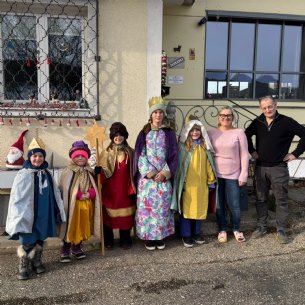 Sternsinger unterwegs bei der Schlosserei Grabner © Pfarre Mattsee_privat