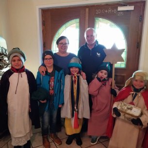Sternsinger unterwegs beim Hansenbauer © Pfarre Mattsee_privat