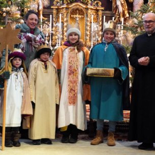 Segen für die Sternsinger von Pfarrer A. Ramsauer © Pfarre Mattsee-M.Bödendorfer