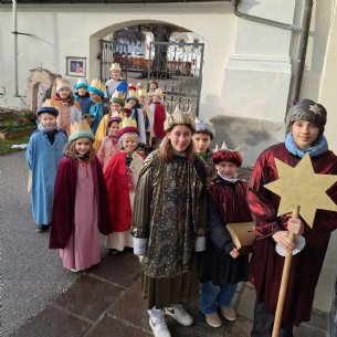 Einzug zur Sternsingermesse &copy; Pfarre Mattsee_M.Löffelberger