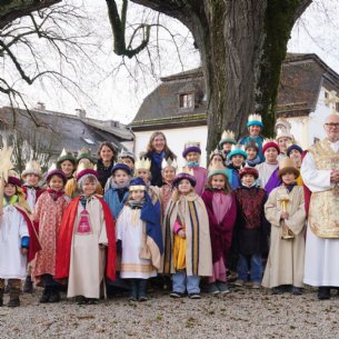 Sternsingerfoto nach der Messe &copy; Pfarre Mattsee_M. Bödendorfer