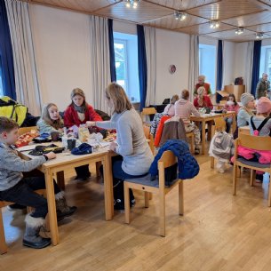 ... und Süßigkeiten aufteilen © Pfarre Mattsee_M. Löffelberger