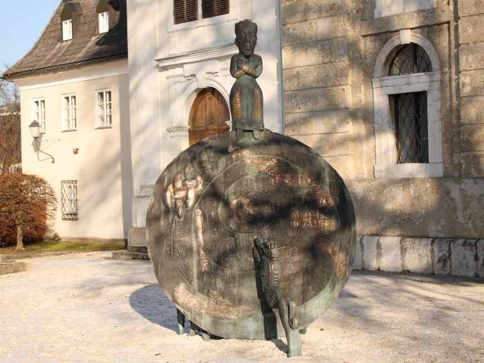 Führungen beginnen am Stiftsplatz unter der Linde beim Stiftsbrunnen und dem prächtigen Denkmal des Gründers Tassilo III. © Vlad Cotuna