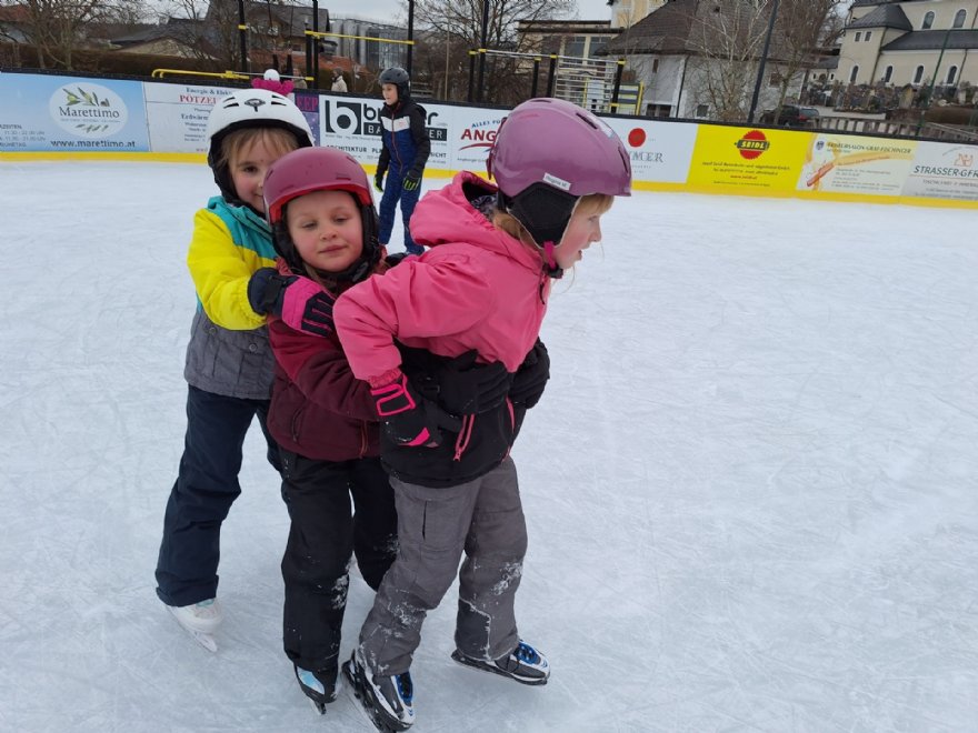Eislaufen Minis und JS © Pfarre ML