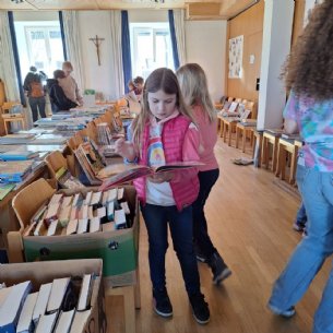 Bücherflohmarkt schmökern &copy; Pfarre_ML