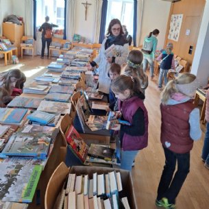Bücherflohmarkt schmökern &copy; Pfarre_ML