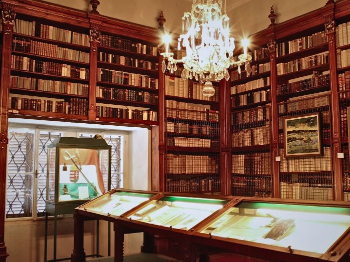 Stiftsbibliothek des Museums mit über 3000 Beständen © Vlad Cotuna