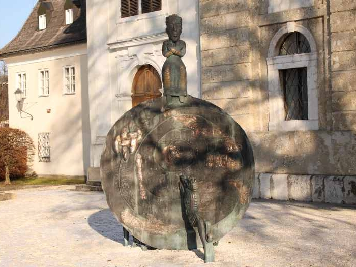 Führungen beginnen am Stiftsplatz unter der Linde beim Stiftsbrunnen und dem prächtigen Denkmal des Gründers Tassilo III. © Vlad Cotuna