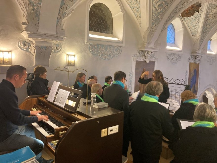 Tassilovesper Dezember 2025 Diabelli Chor und Bgm. Djunja an der Orgel © Stift_CM