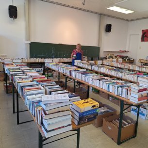Bücherflohmarkt-Aufbau &copy; ML