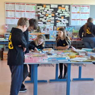 Bücherflohmarkt-Aufbau &copy; ML