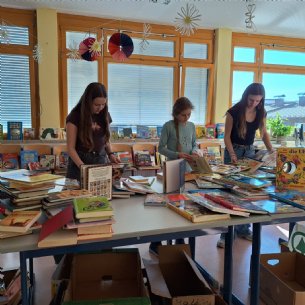 Bücherflohmarkt-Aufbau &copy; ML