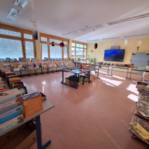 Bücherflohmarkt-Aufbau &copy; ML