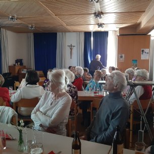 Pfarrkaffee des Sozialkreises über Häuser und Leute von Anzing sowie die Fischerei &copy; E. Laimer