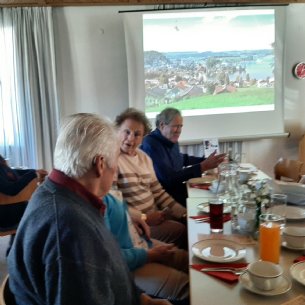 Pfarrkaffee des Sozialkreises über Häuser und Leute von Anzing sowie die Fischerei &copy; E. Laimer