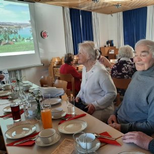 Pfarrkaffee des Sozialkreises über Häuser und Leute von Anzing sowie die Fischerei &copy; E. Laimer