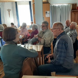 Pfarrkaffee des Sozialkreises über Häuser und Leute von Anzing sowie die Fischerei &copy; E. Laimer