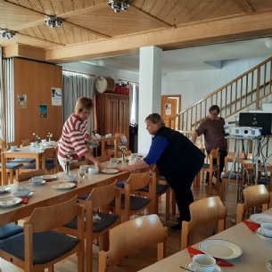 Pfarrkaffee des Sozialkreises über Häuser und Leute von Anzing sowie die Fischerei &copy; E. Laimer