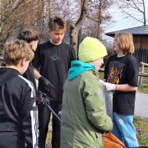 Müllsammeln der Minis- und Jungscharkinder &copy; M.L.