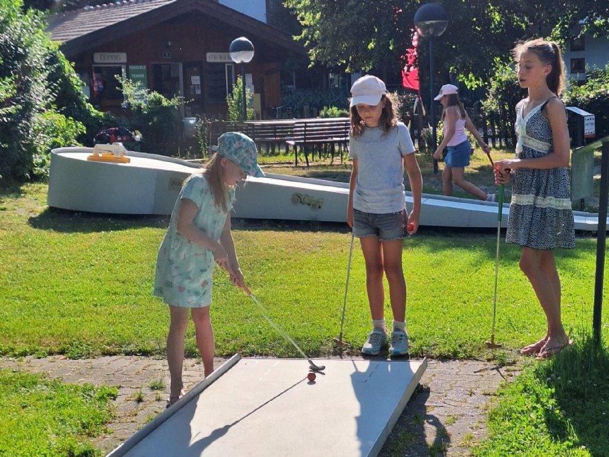 Eisessen, Minigolf, Abendmesse und Übernachtung im Pfarrheim © ML