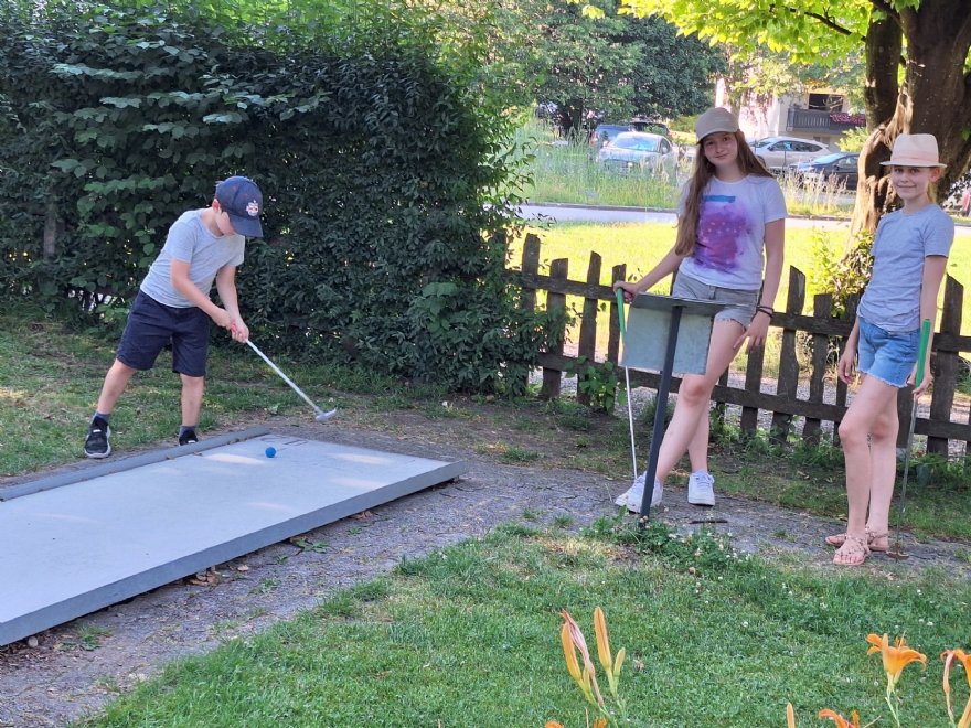 Eisessen, Minigolf, Abendmesse und Übernachtung im Pfarrheim © ML
